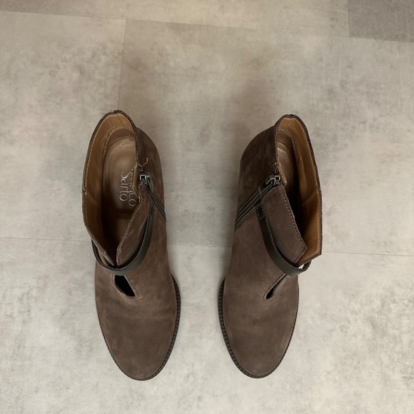 Franco Sarto ankle boots, size 9, taupe suede w/ dark brown leather strap & zip - Picture 5 of 8